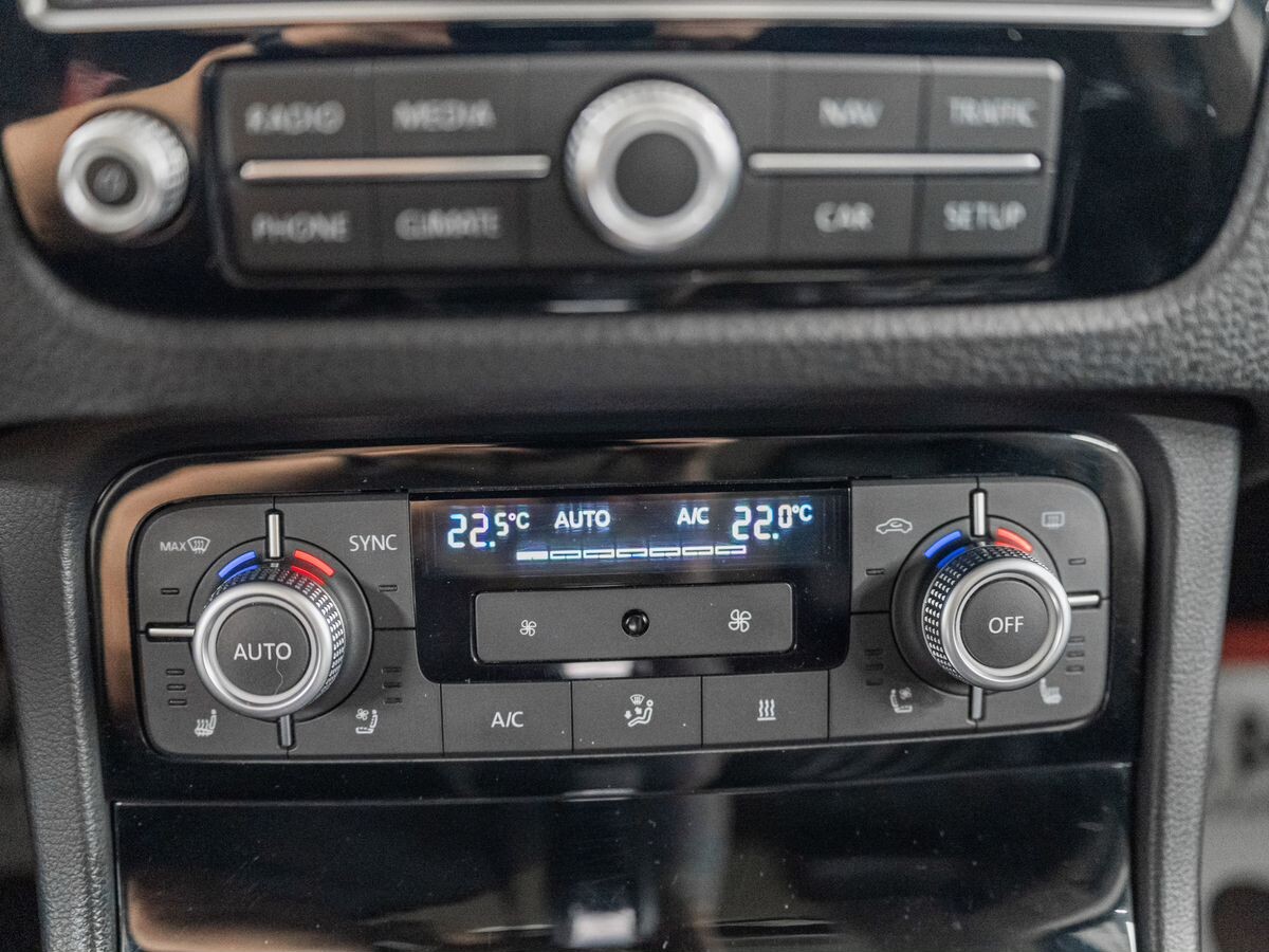 Volkswagen Touareg 2017 - фото автомобиля