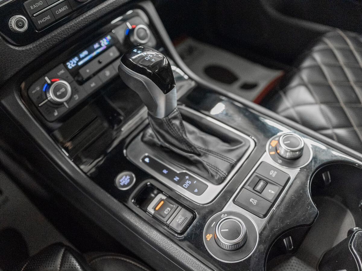 Volkswagen Touareg 2017 - фото автомобиля