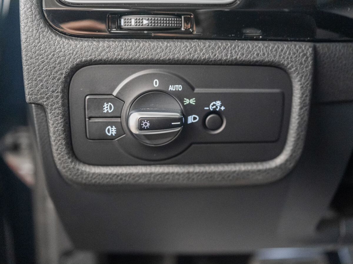Volkswagen Touareg 2017 - фото автомобиля