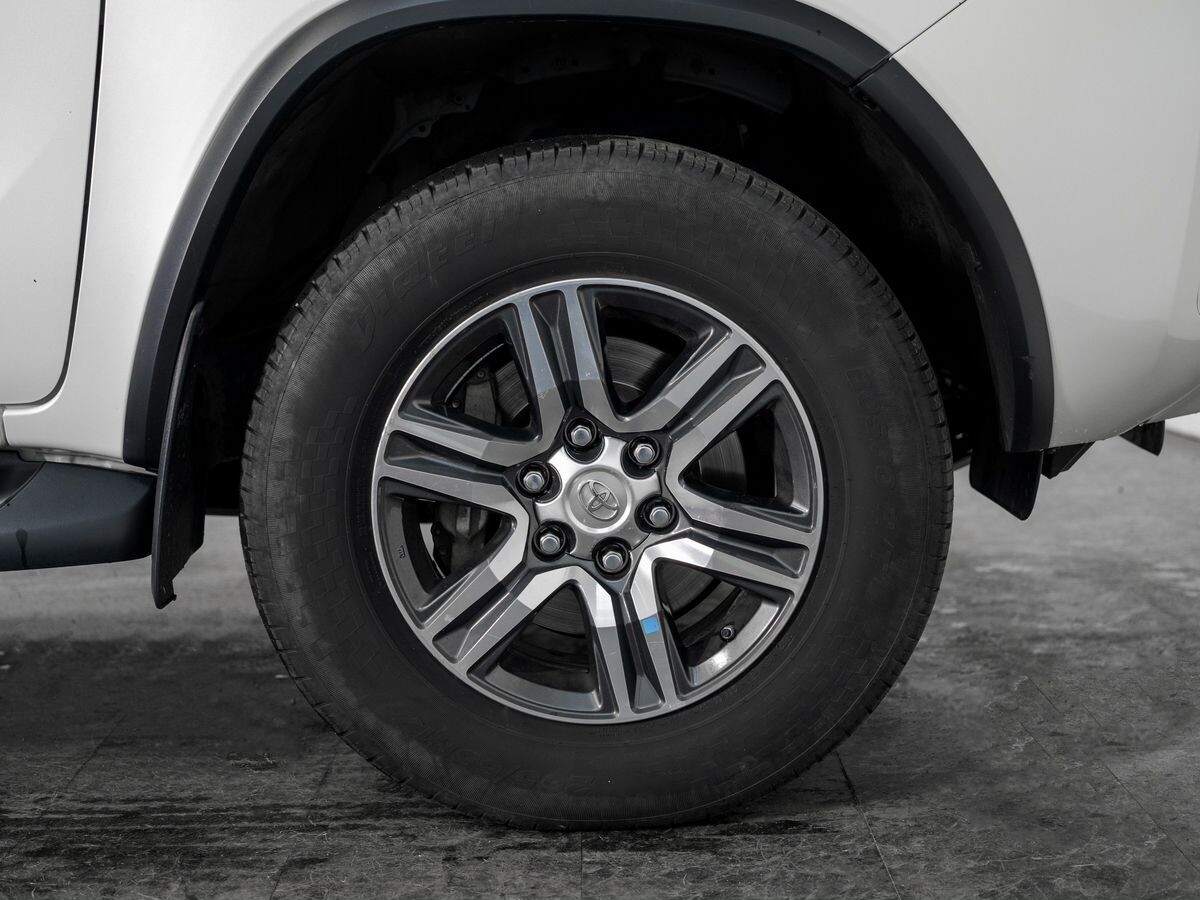 Toyota Fortuner 2018 - фото автомобиля