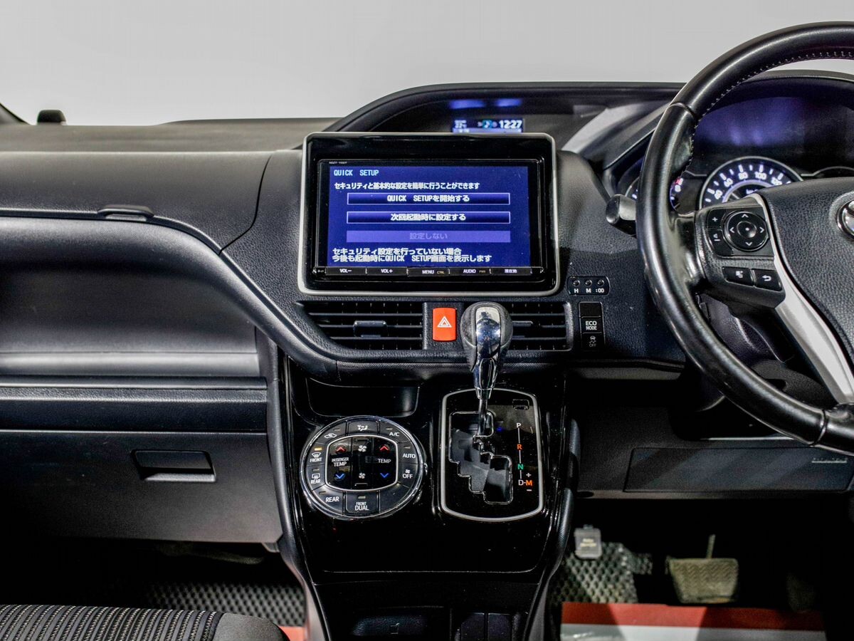Toyota Voxy 2017 - фото автомобиля