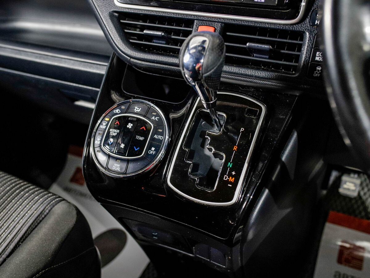 Toyota Voxy 2017 - фото автомобиля