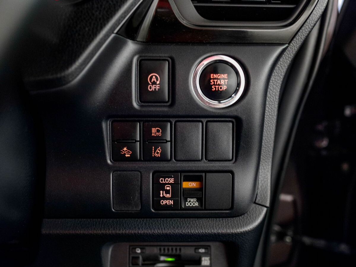 Toyota Voxy 2017 - фото автомобиля