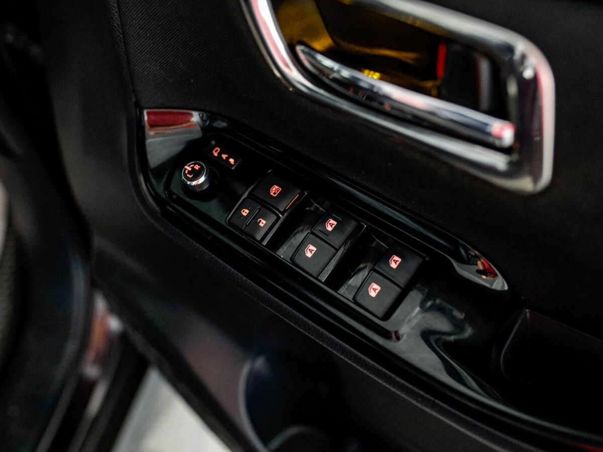 Toyota Voxy 2017 - фото автомобиля