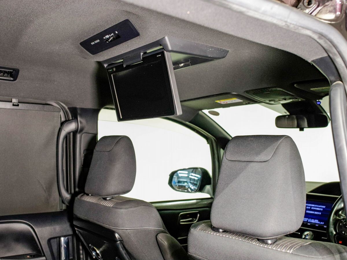 Toyota Voxy 2017 - фото автомобиля