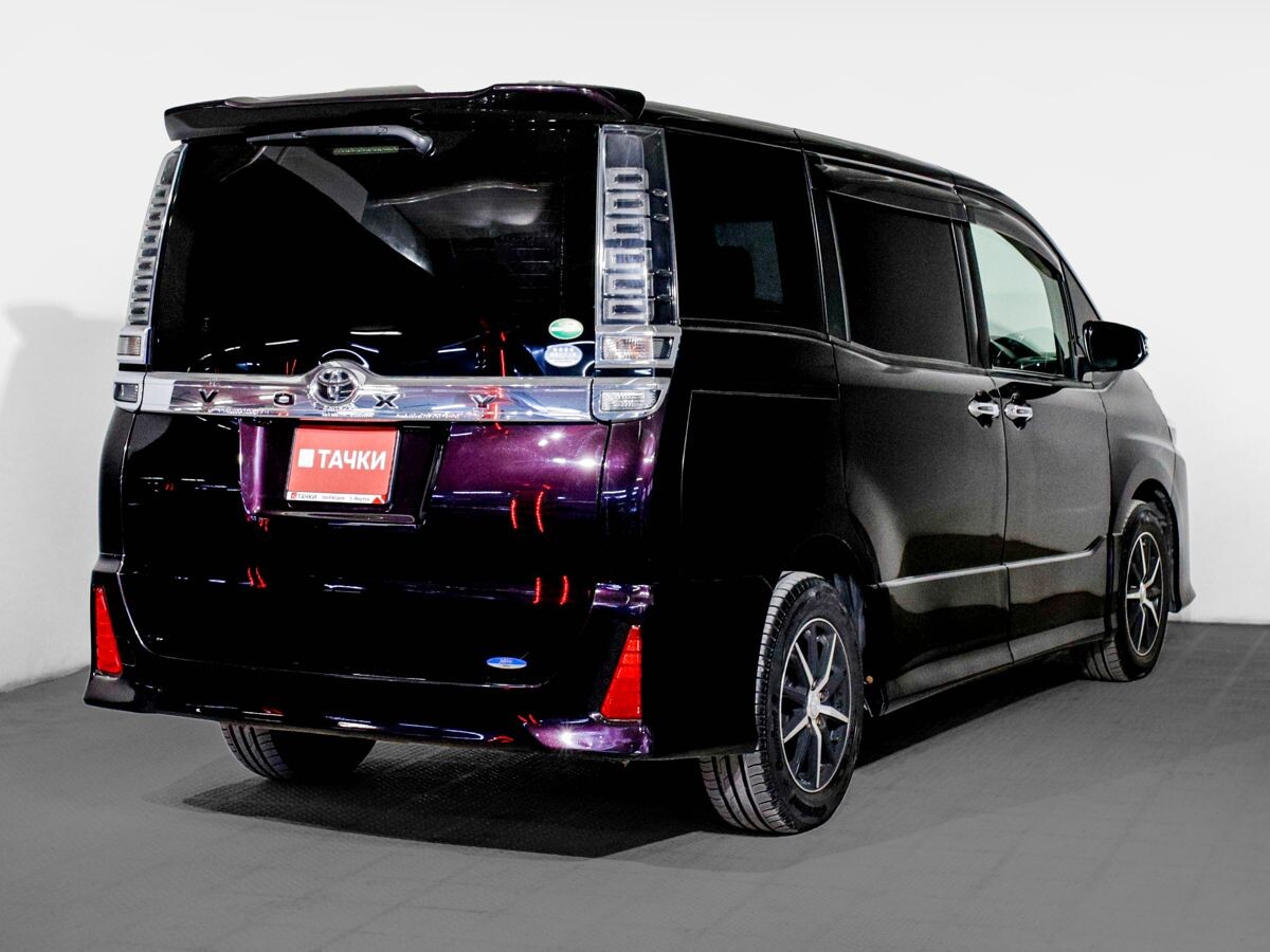 Toyota Voxy 2017 - фото автомобиля