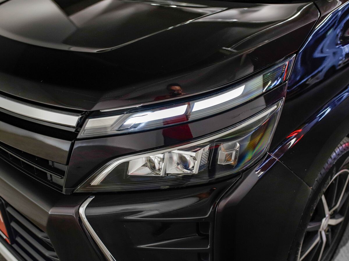 Toyota Voxy 2017 - фото автомобиля