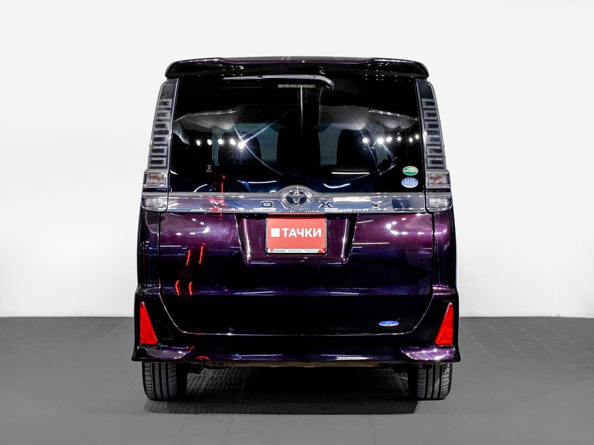 Toyota Voxy 2017 - фото автомобиля