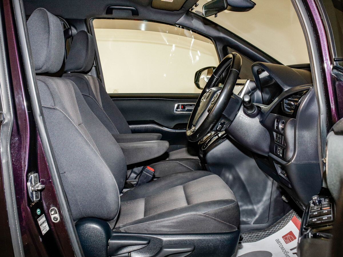 Toyota Voxy 2017 - фото автомобиля