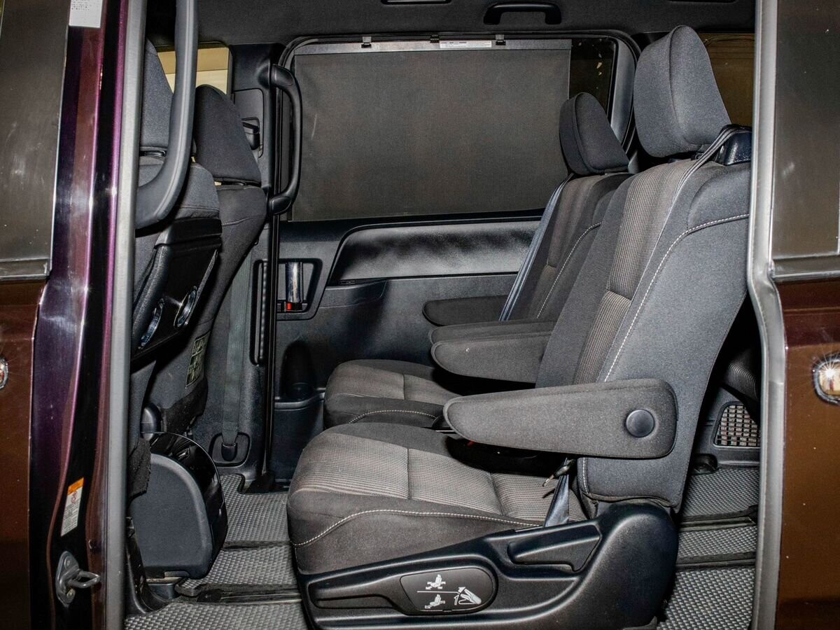 Toyota Voxy 2017 - фото автомобиля