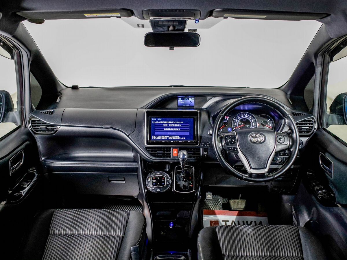 Toyota Voxy 2017 - фото автомобиля