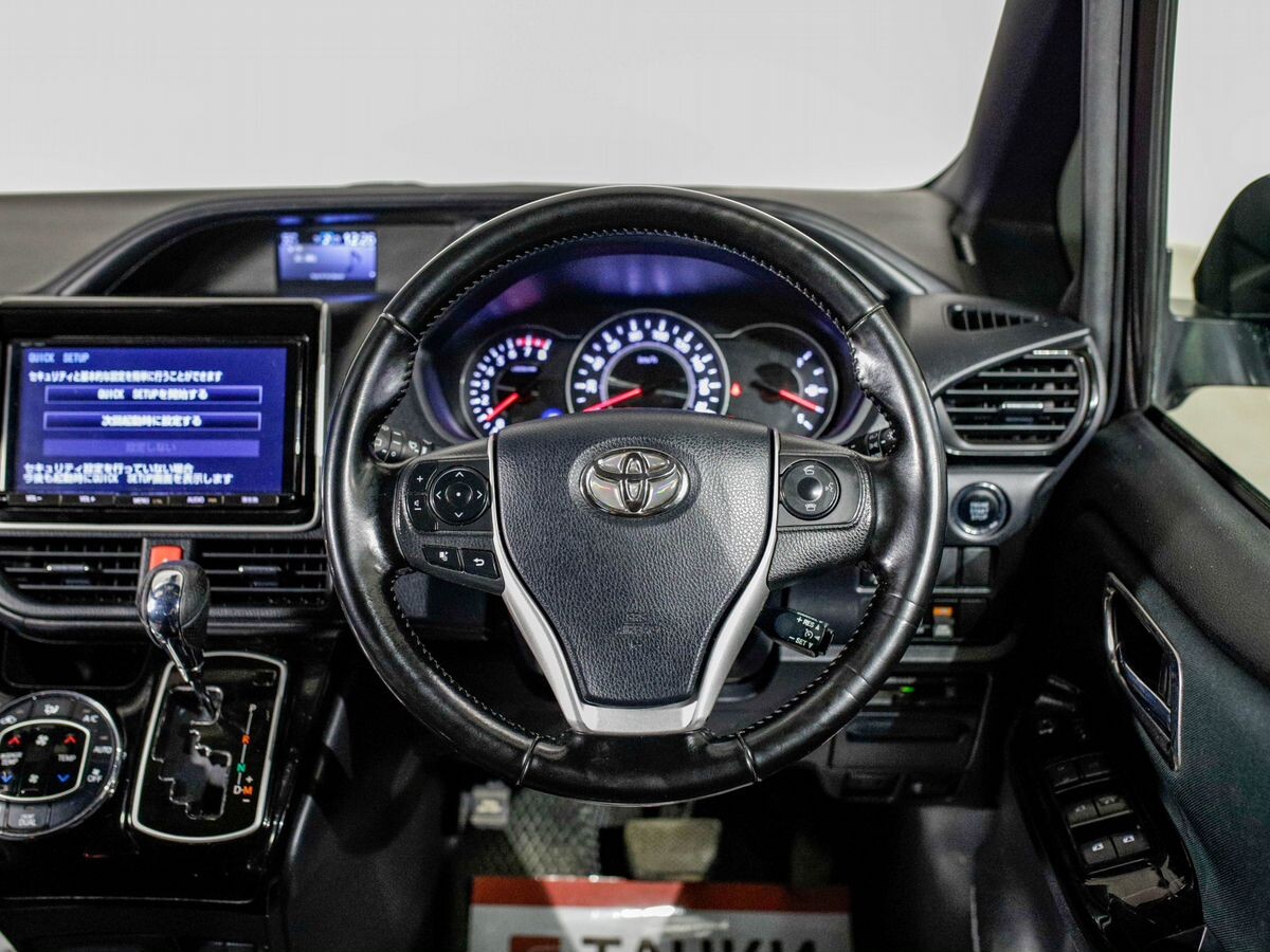 Toyota Voxy 2017 - фото автомобиля