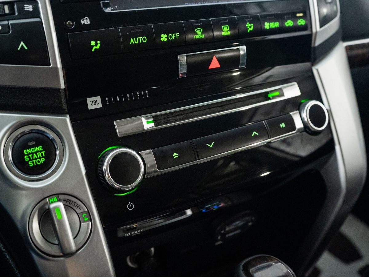 Toyota Land Cruiser 2012 - фото автомобиля