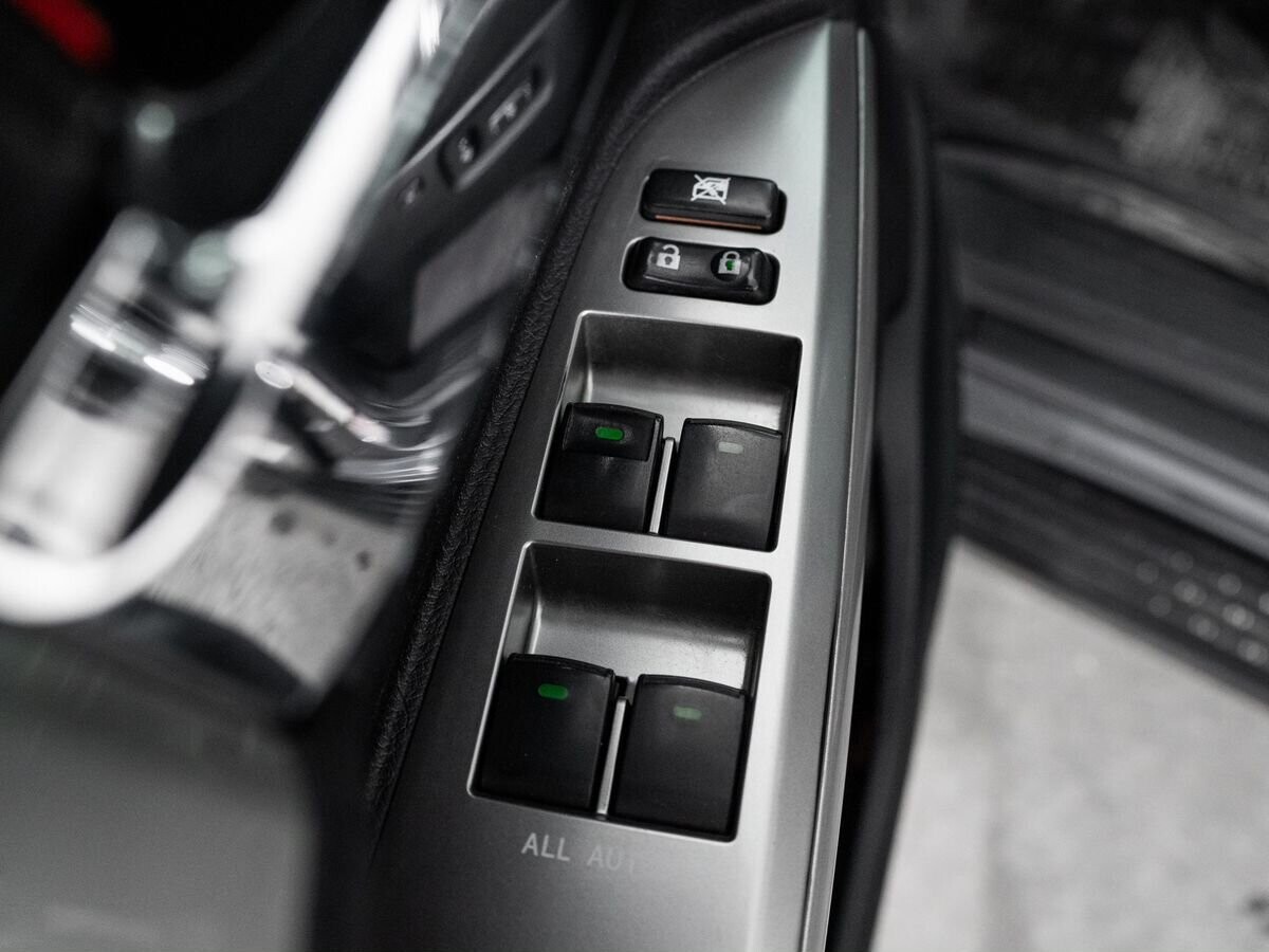 Toyota Land Cruiser 2012 - фото автомобиля
