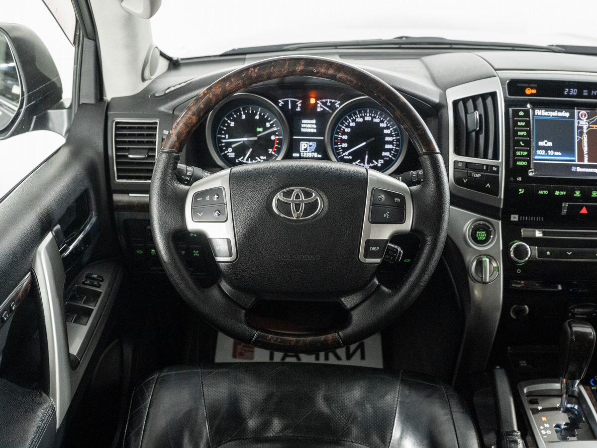 Toyota Land Cruiser 2012 - фото автомобиля