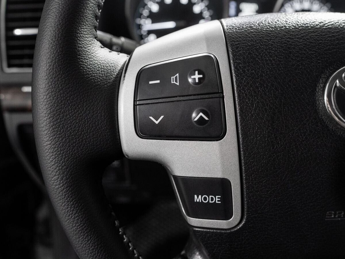 Toyota Land Cruiser 2012 - фото автомобиля