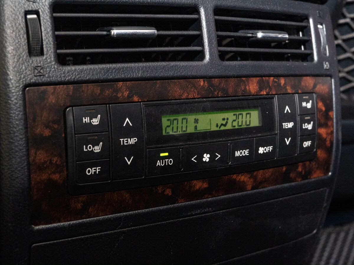 Toyota Land Cruiser 2012 - фото автомобиля