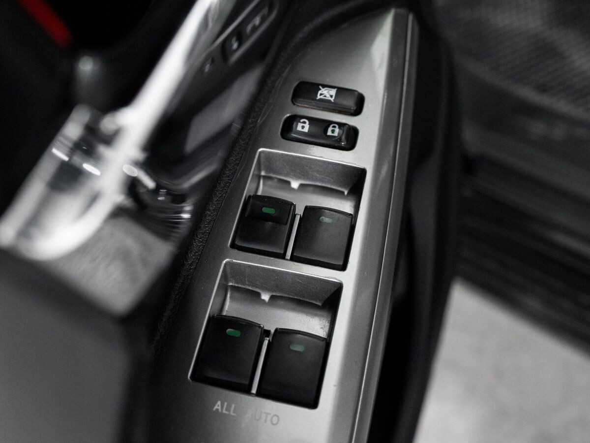 Toyota Land Cruiser 2012 - фото автомобиля