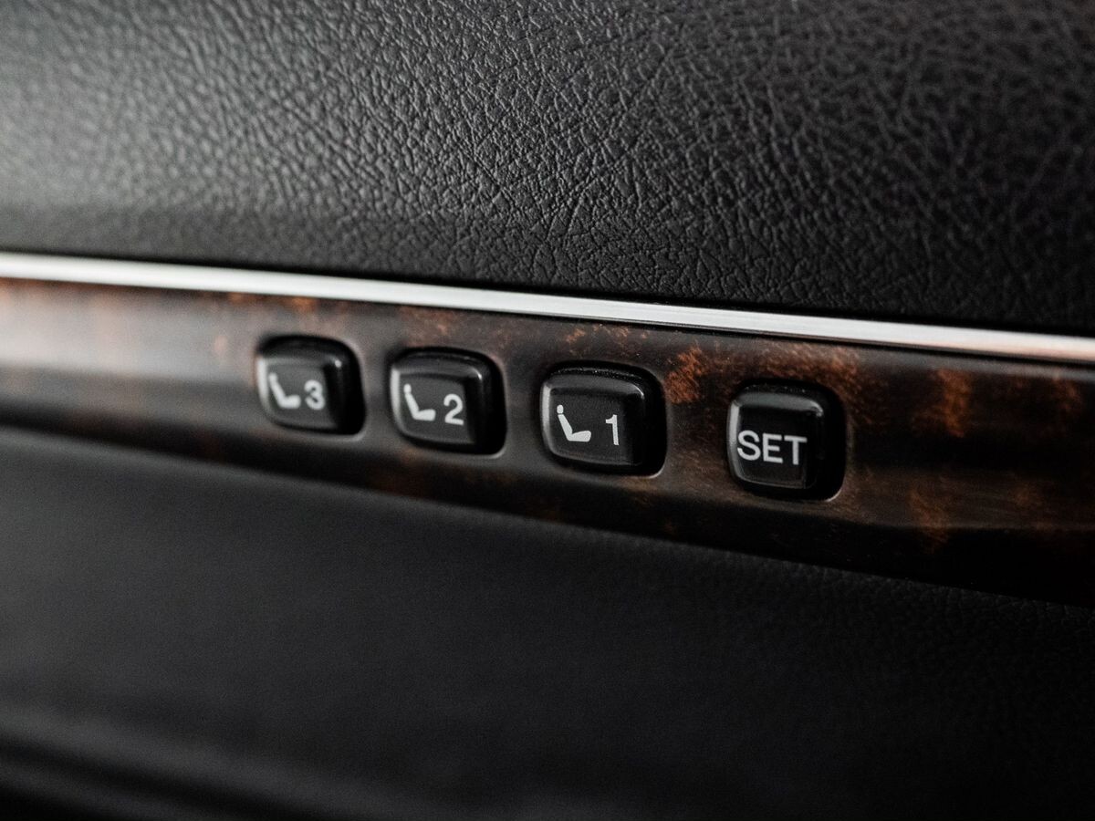 Toyota Land Cruiser 2012 - фото автомобиля