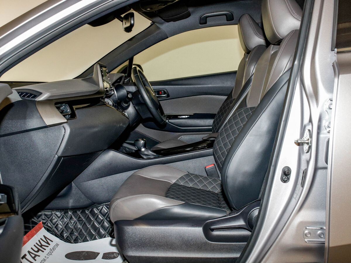 Toyota C-HR 2020 - фото автомобиля