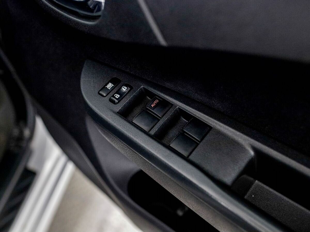 Toyota Ractis 2011 - фото автомобиля