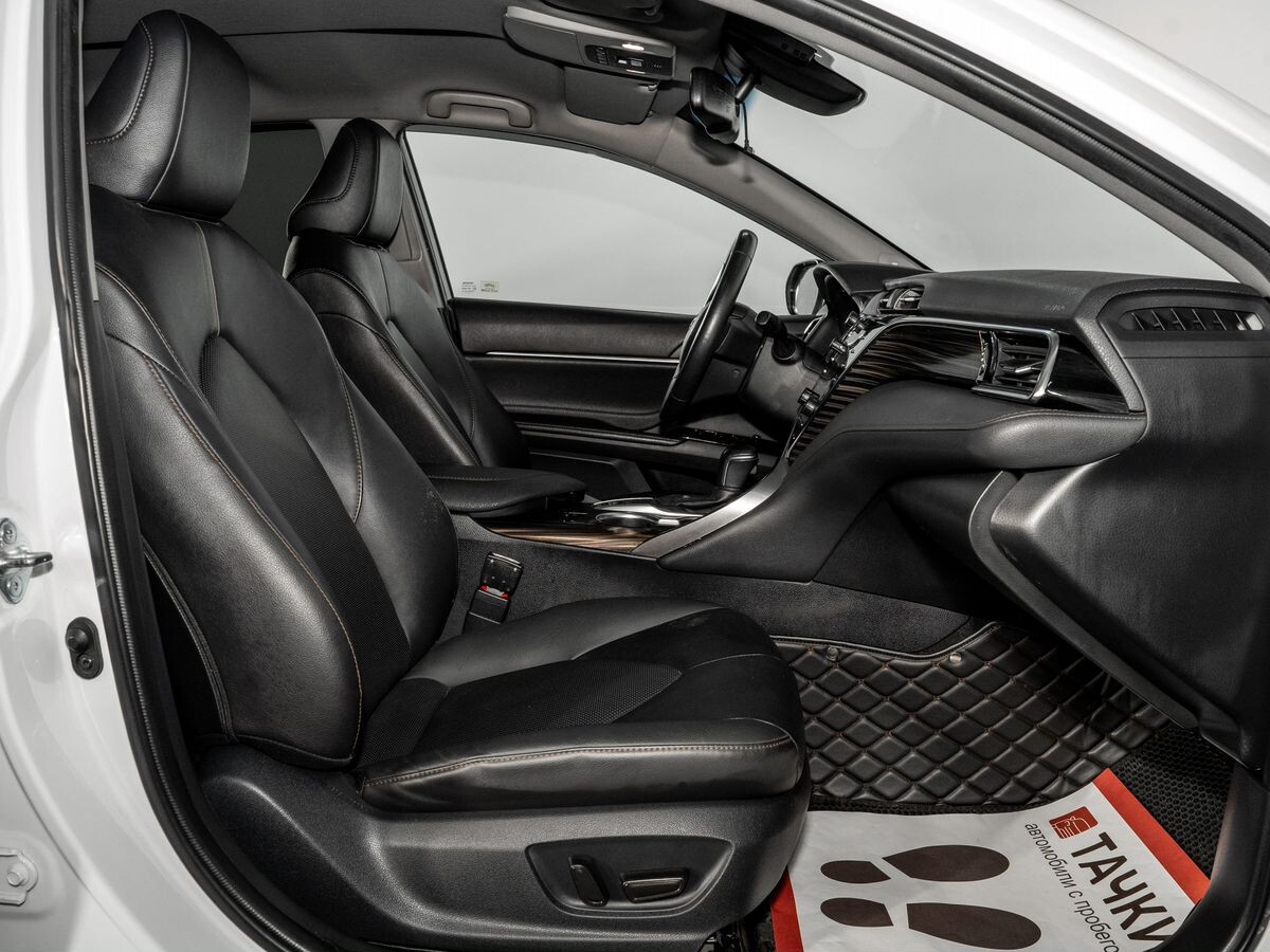Toyota Camry 2021 - фото автомобиля