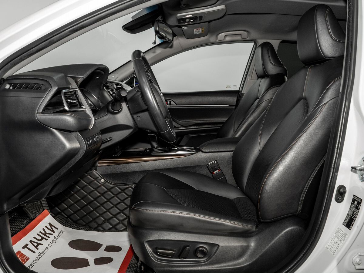 Toyota Camry 2021 - фото автомобиля