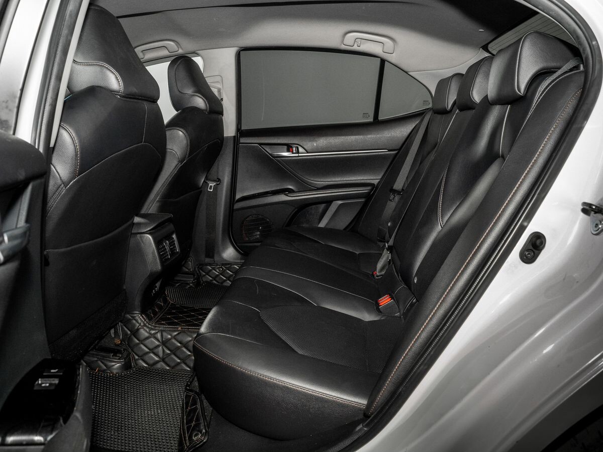 Toyota Camry 2021 - фото автомобиля