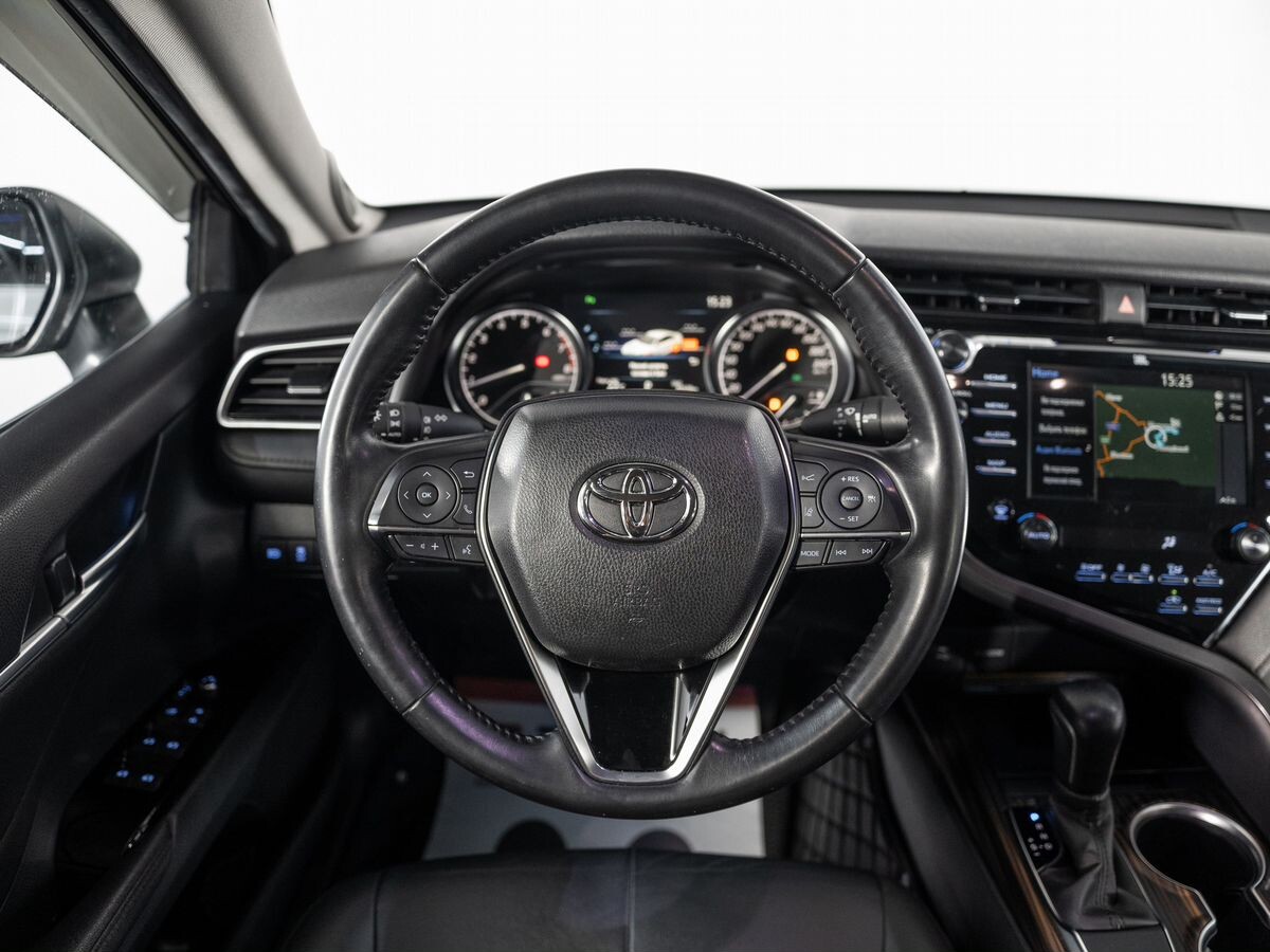 Toyota Camry 2021 - фото автомобиля