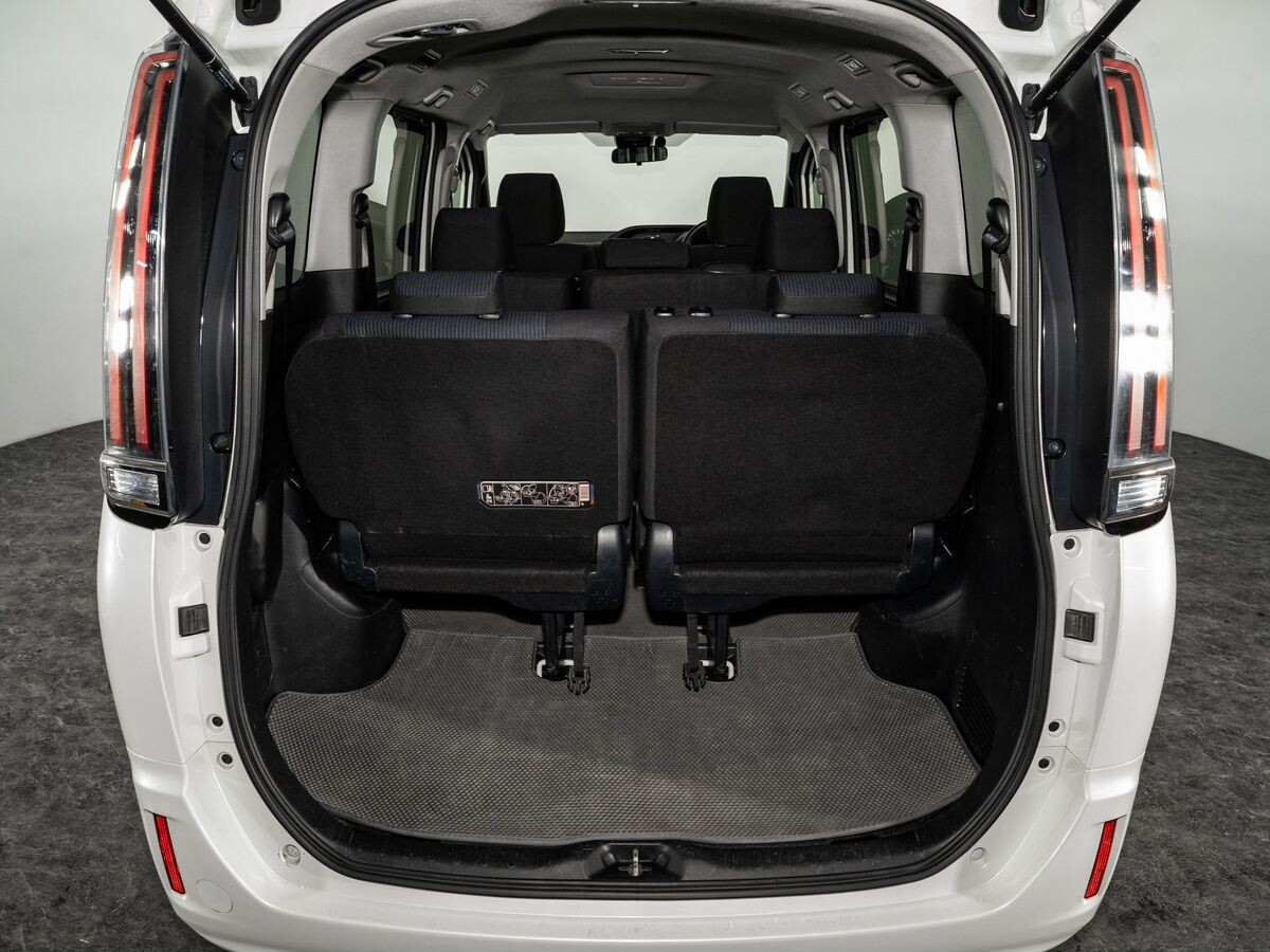 Toyota Noah 2020 - фото автомобиля