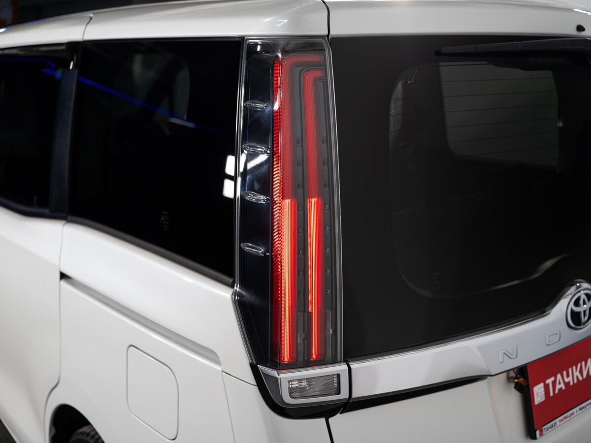 Toyota Noah 2020 - фото автомобиля