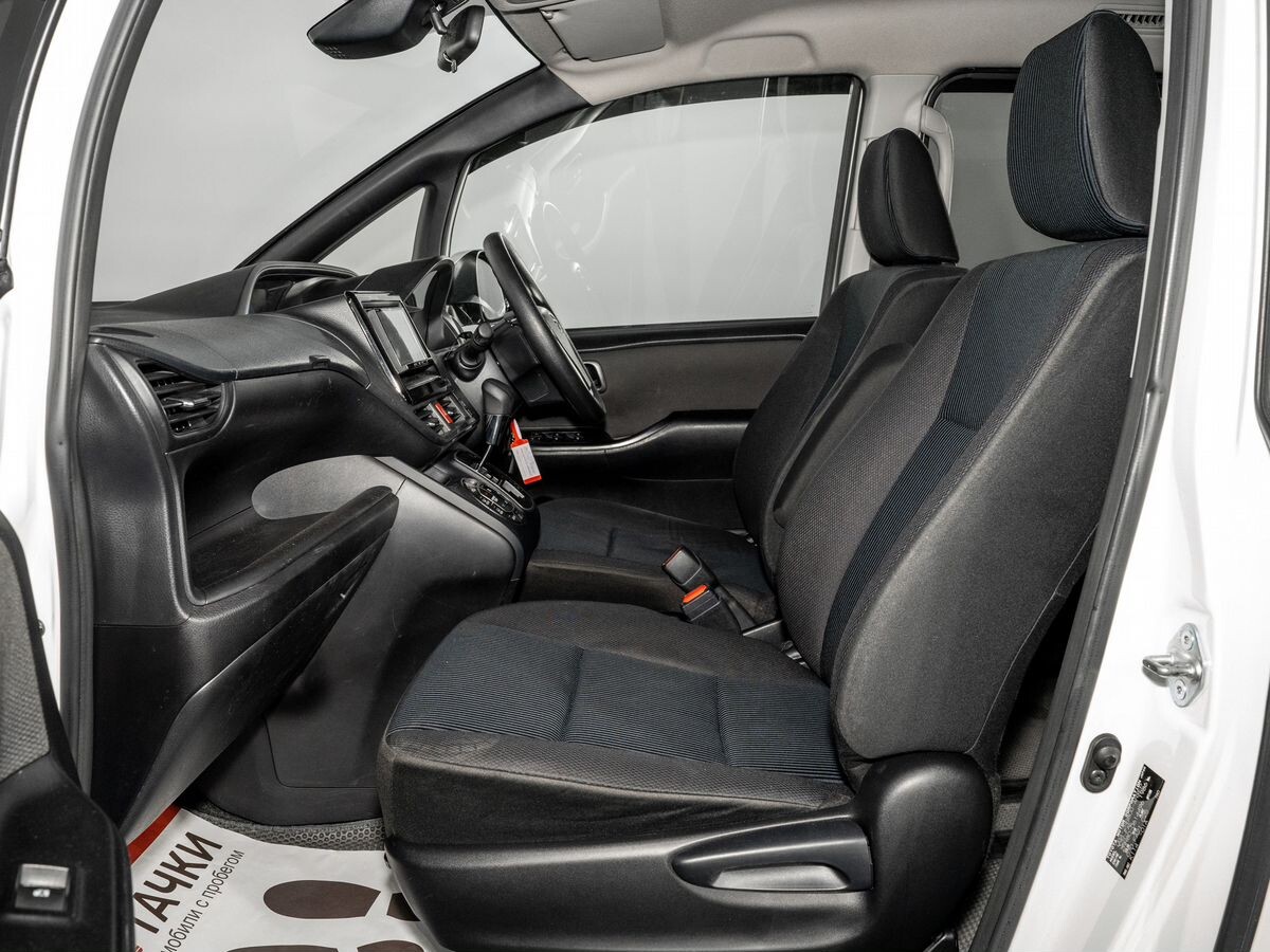 Toyota Noah 2020 - фото автомобиля