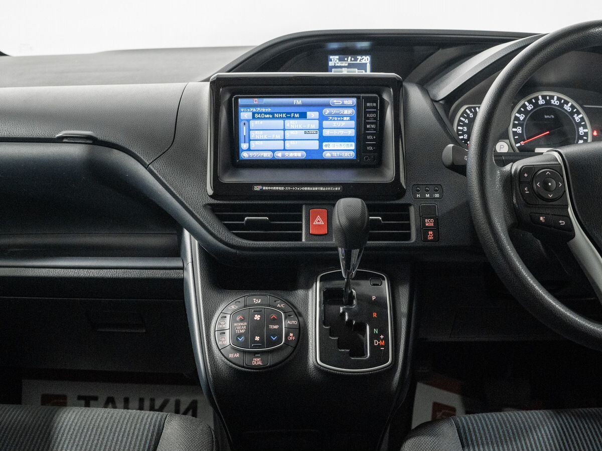 Toyota Noah 2017 - фото автомобиля