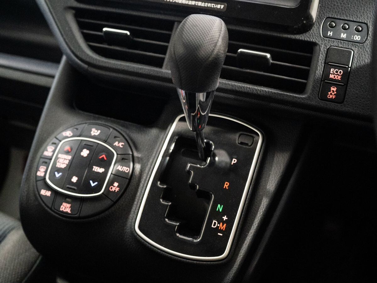 Toyota Noah 2017 - фото автомобиля