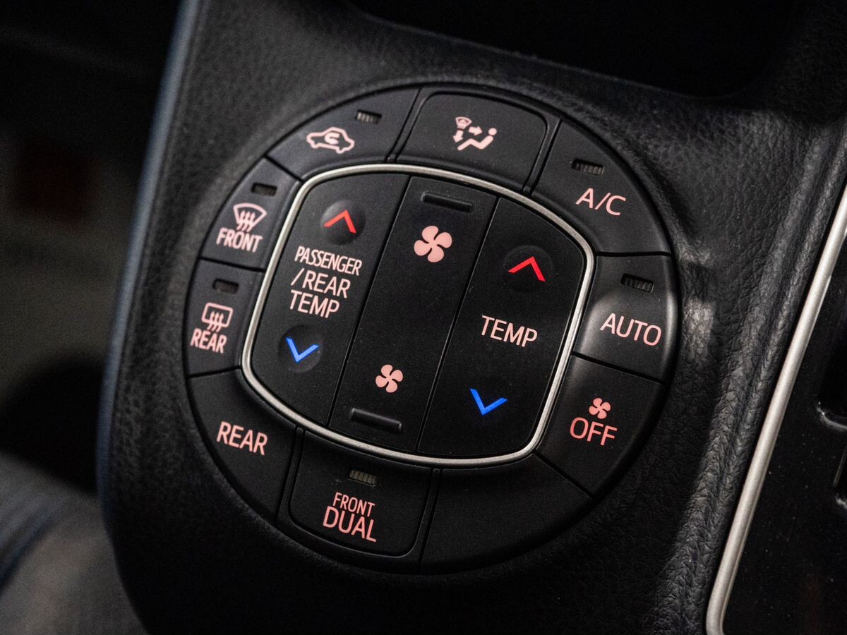 Toyota Noah 2017 - фото автомобиля