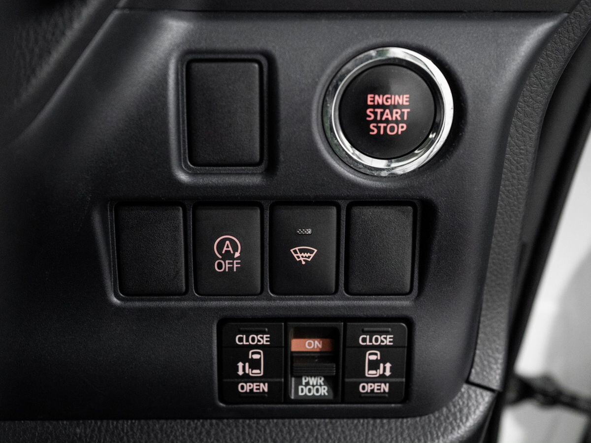 Toyota Noah 2017 - фото автомобиля