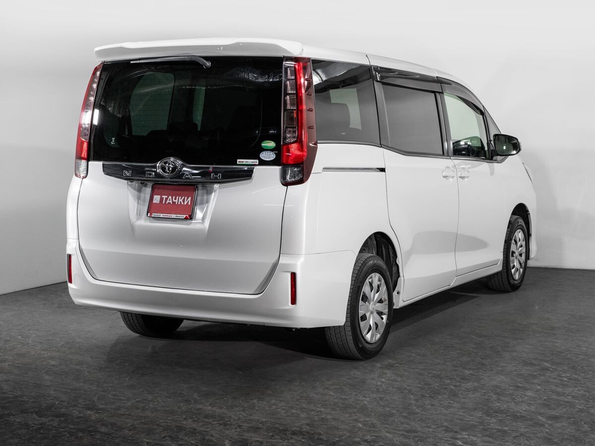 Toyota Noah 2017 - фото автомобиля