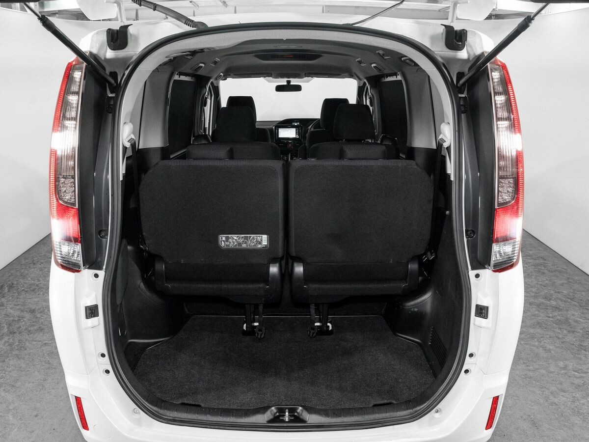 Toyota Noah 2017 - фото автомобиля