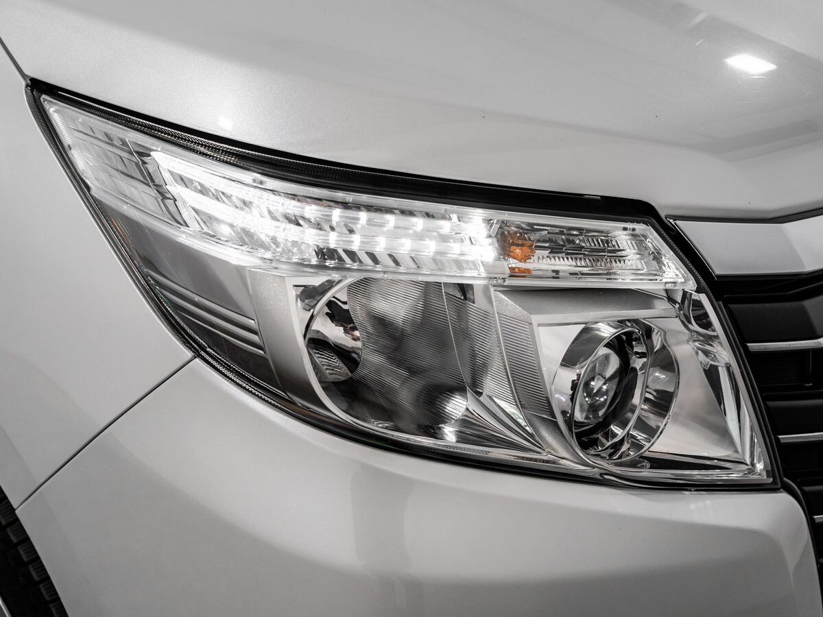 Toyota Noah 2017 - фото автомобиля
