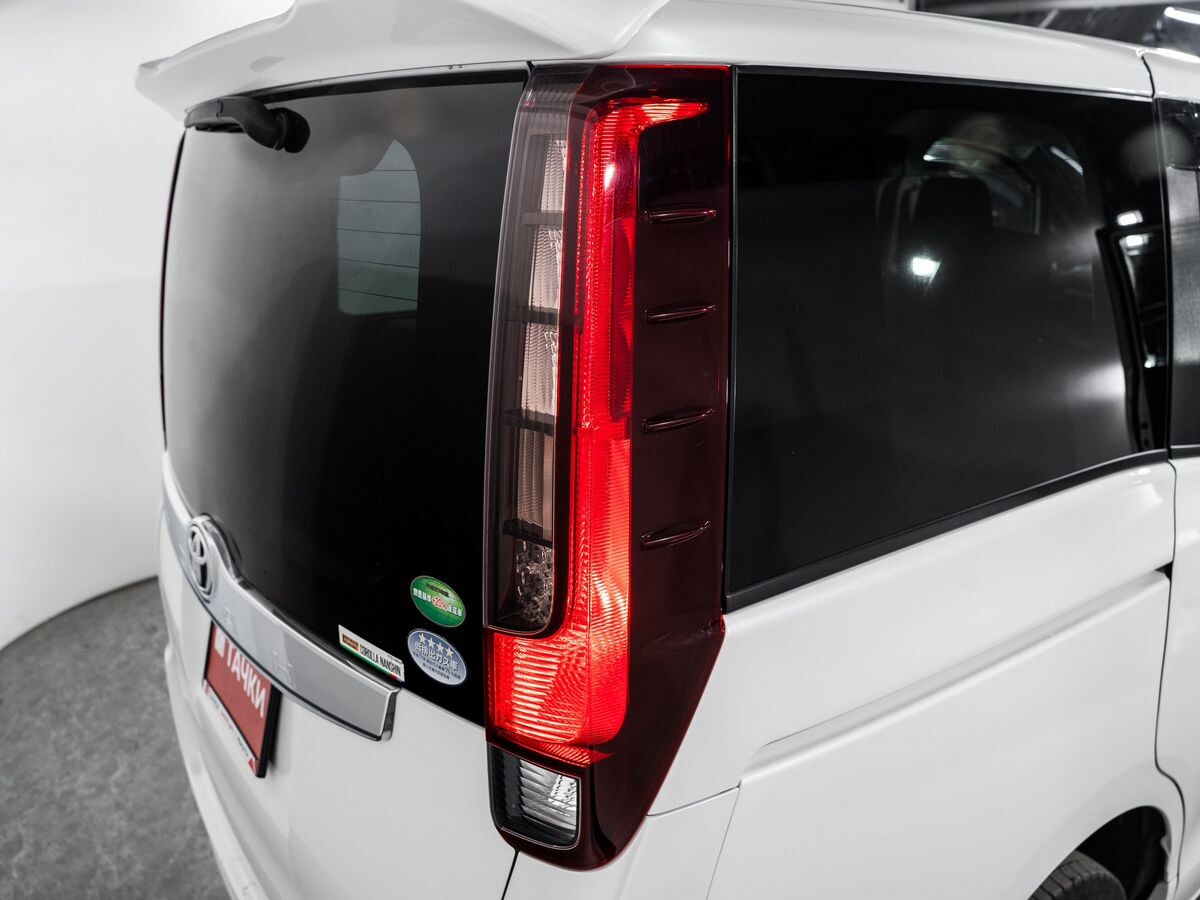 Toyota Noah 2017 - фото автомобиля