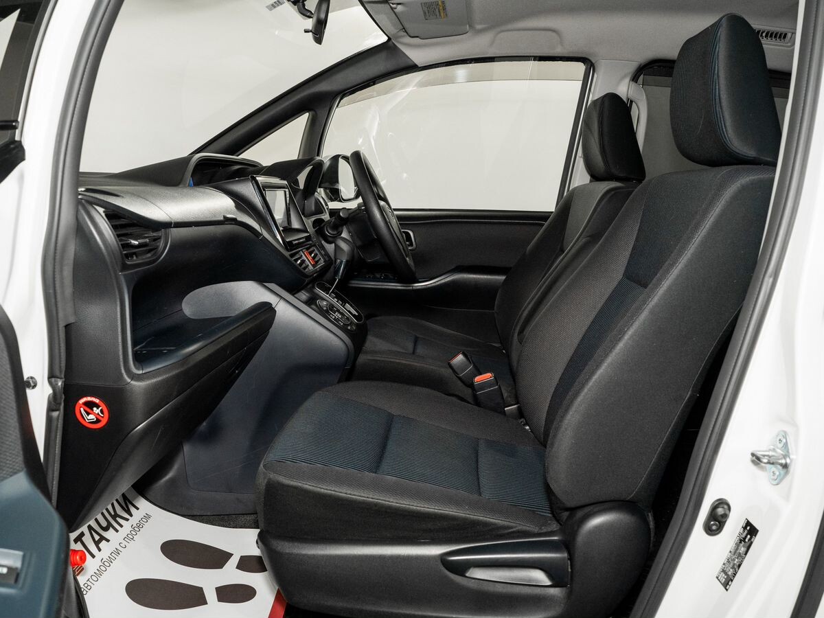 Toyota Noah 2017 - фото автомобиля