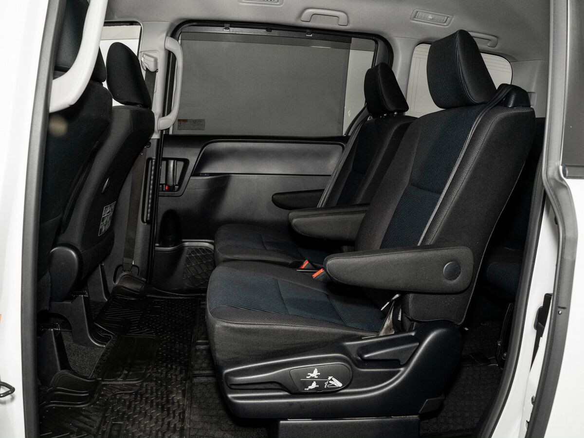 Toyota Noah 2017 - фото автомобиля