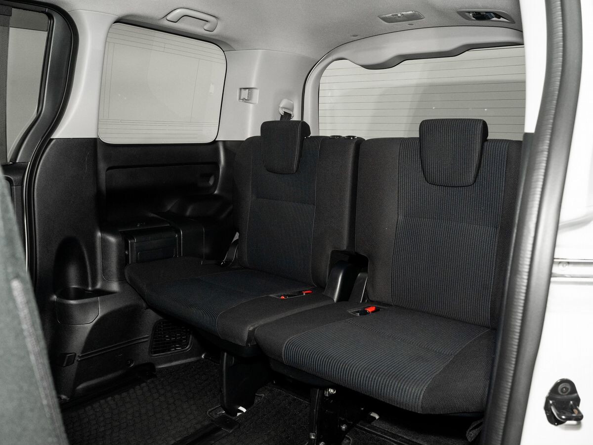 Toyota Noah 2017 - фото автомобиля