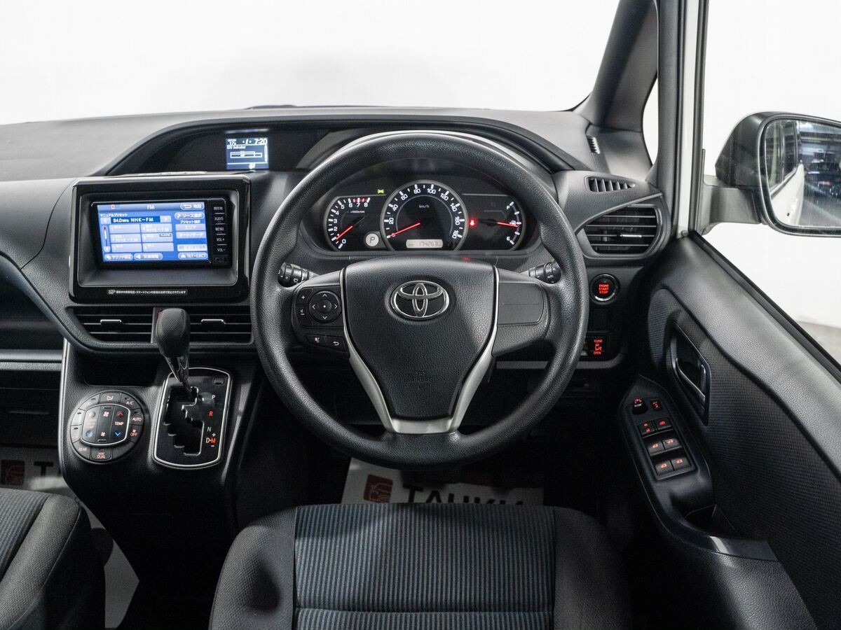 Toyota Noah 2017 - фото автомобиля