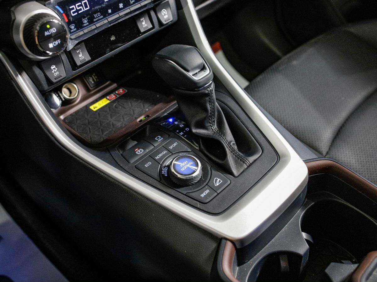 Toyota RAV4 2025 - фото автомобиля