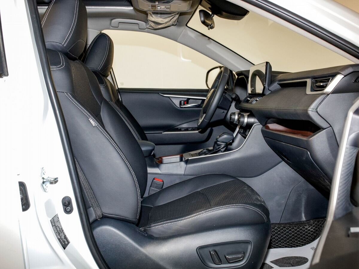 Toyota RAV4 2025 - фото автомобиля