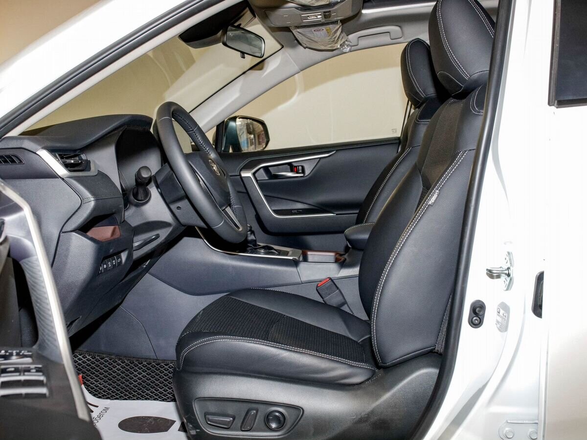Toyota RAV4 2025 - фото автомобиля