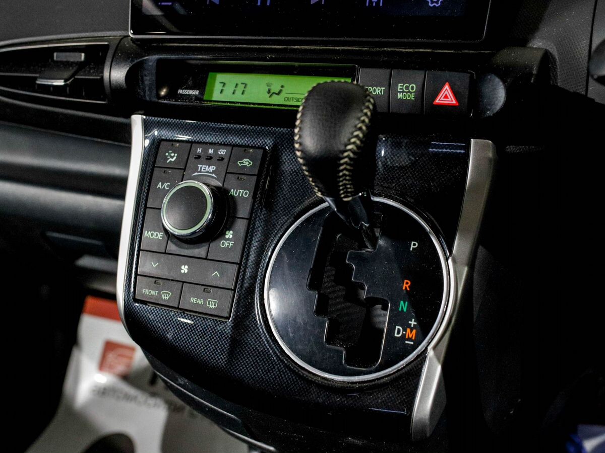 Toyota Wish 2013 - фото автомобиля