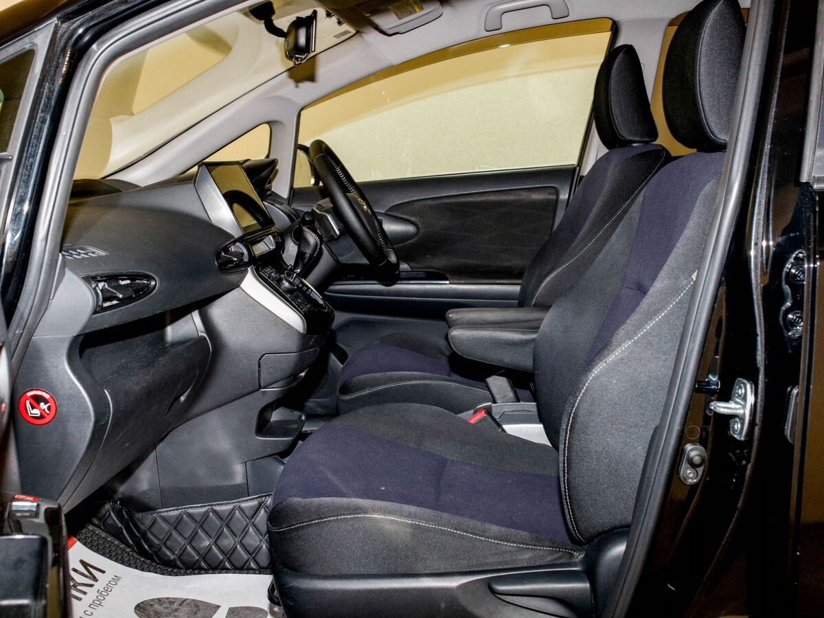 Toyota Wish 2013 - фото автомобиля