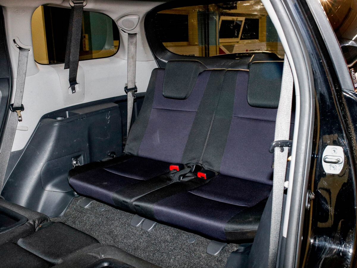 Toyota Wish 2013 - фото автомобиля